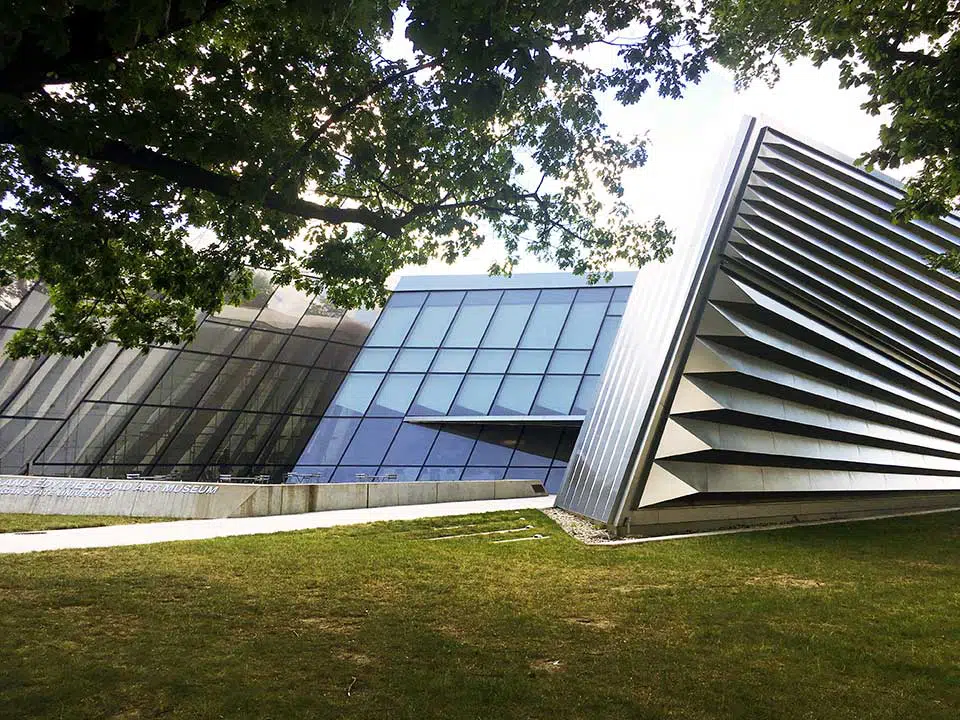 the side of the eli and edythe broad art museum in east lansing, michigan