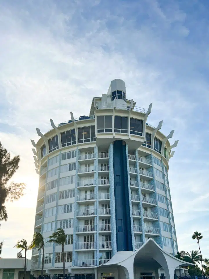 circular hotel with palm trees surrounding it