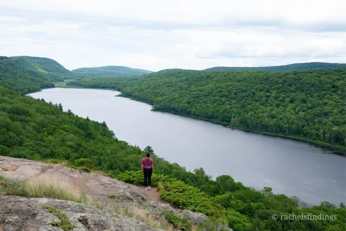 woman standing on lake of the clouds lookout