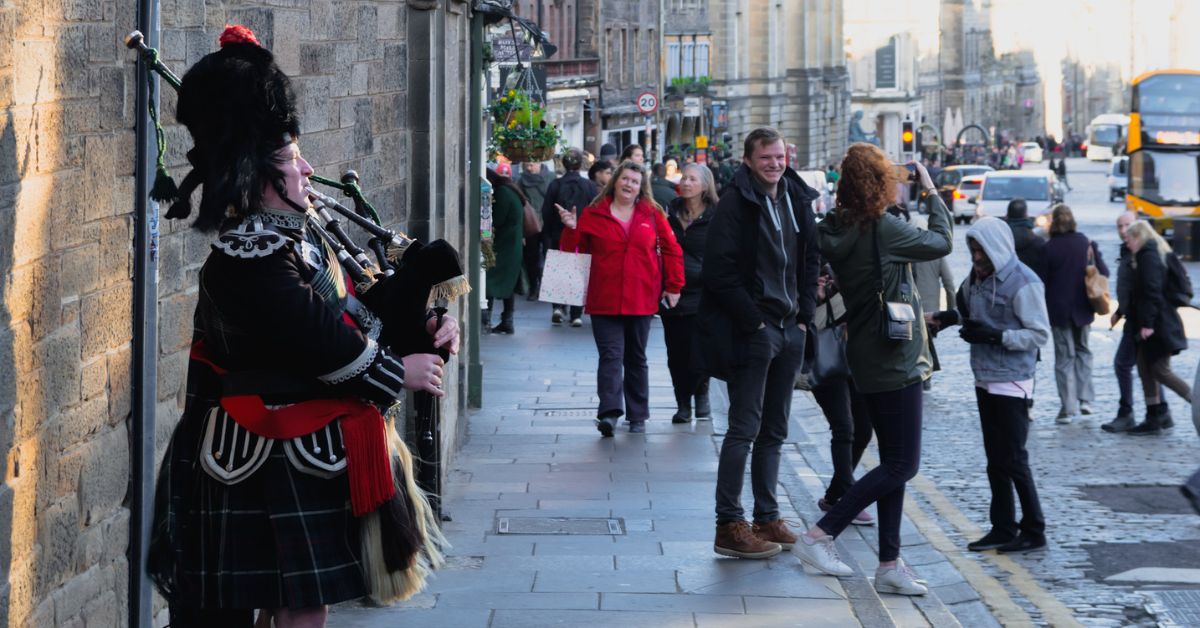 bagpipe player in edinburgh