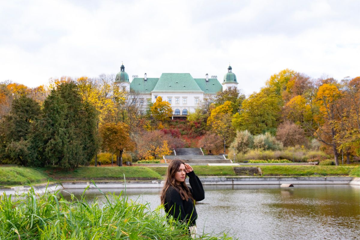 girl in front of ujazdow castle