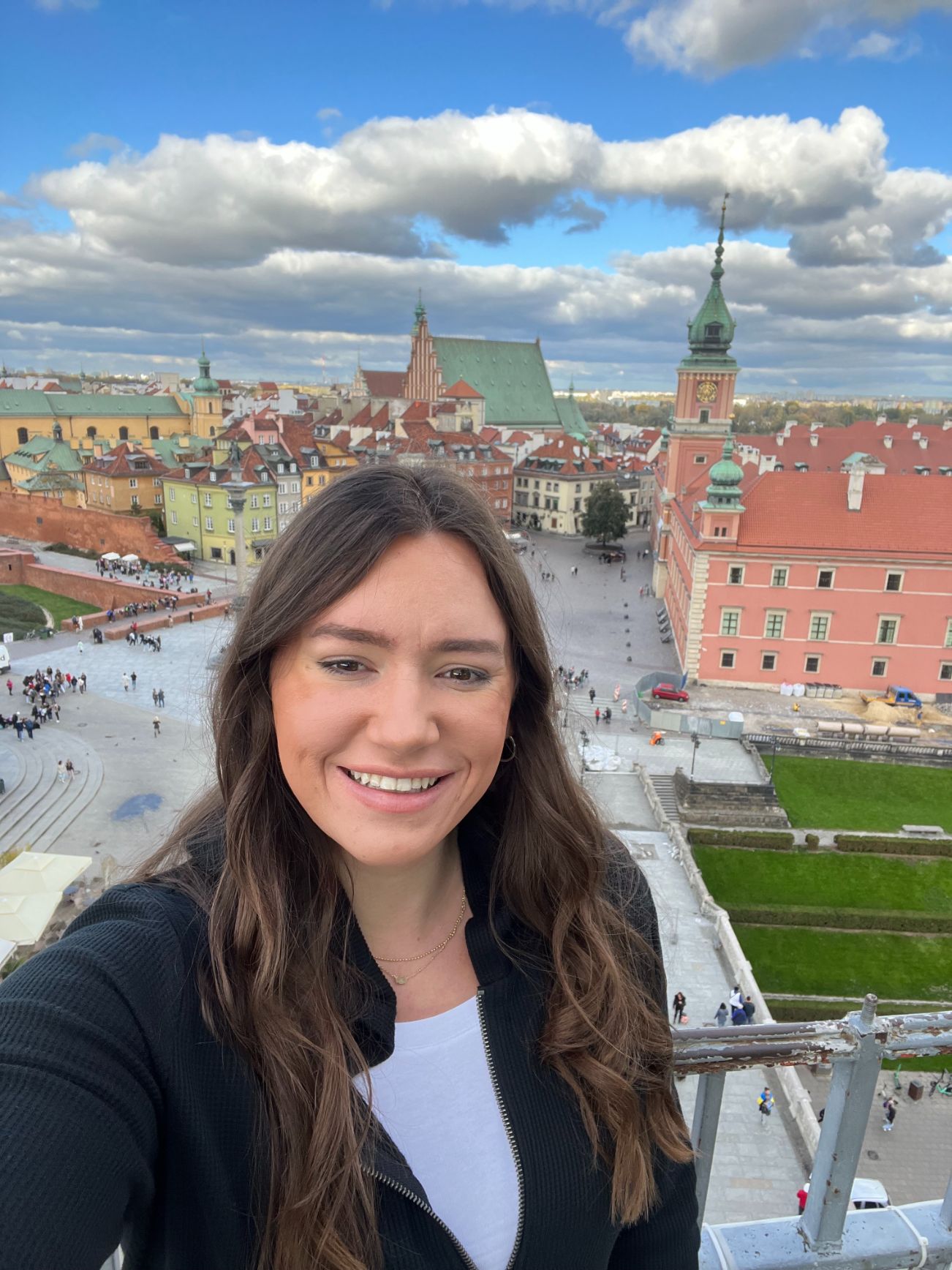 rachel takes selfie with royal castle square warsaw